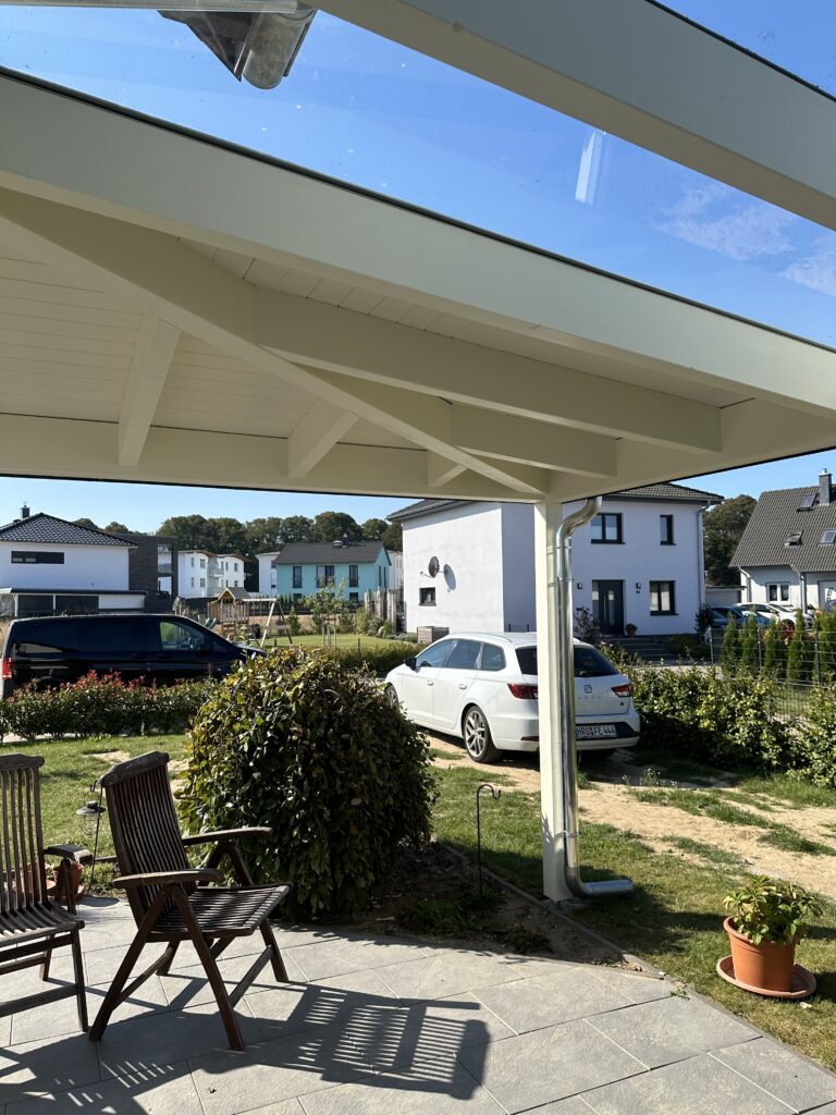 Terrassenüberdachung über Eck mit VSG-Glasscheibe und Holzschalung weiß